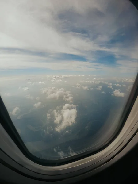 Okna samolotu widok na niebo i chmury z kabiny — Zdjęcie stockowe