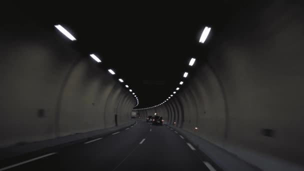 Auto verkeer in Monaco stad Tunnel, 4k — Stockvideo