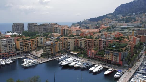 Yates en la ciudad de Mónaco Puerto, día soleado en Monte Carlo, Slowmotion 4K tiro — Vídeo de stock