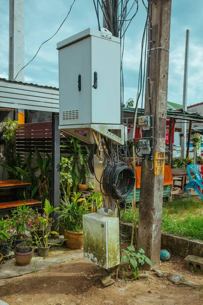 Cables en postes en la calle en Asia, Tailandia — Foto de Stock