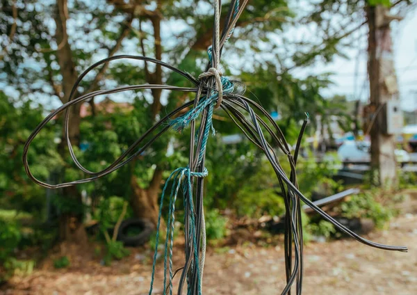 Draden op palen op straat in Azië, Thailand — Stockfoto