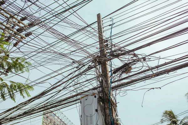 Cables en postes en la calle en Asia, Tailandia — Foto de Stock