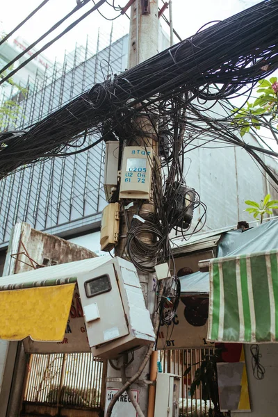Cables en postes en la calle en Asia, Tailandia — Foto de Stock
