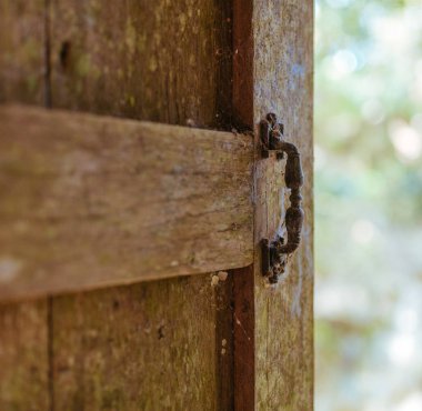 Asya 'daki kayıp evde eski ahşap pencereler.