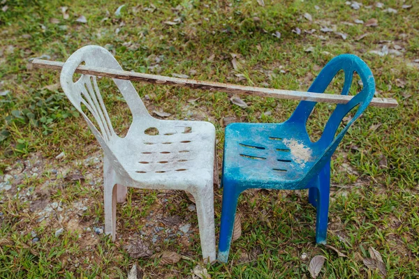 Cadeiras de plástico na rua no verão Ásia — Fotografia de Stock