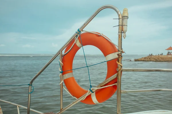 Lifebuoy vermelho no navio No mar tropical — Fotografia de Stock