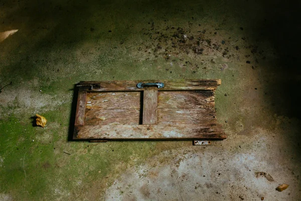 Viejas ventanas de madera en casa perdida en Asia — Foto de Stock