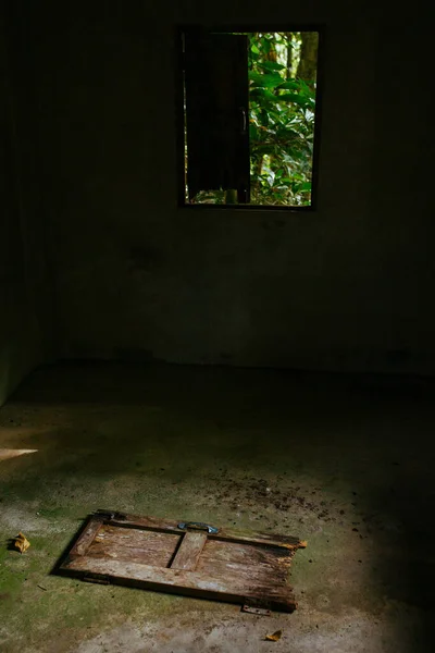 Viejas ventanas de madera en casa perdida en Asia — Foto de Stock