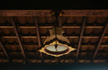 Asya 'da duvarda lamba lambası var.