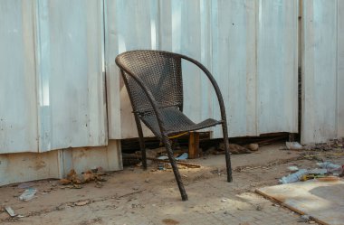 Asya 'da yaz aylarında sokaklarda kırık sandalyeler