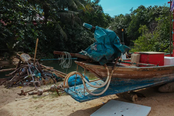 Halászhajók a strandon az ázsiai trópusi tengeren — Stock Fotó