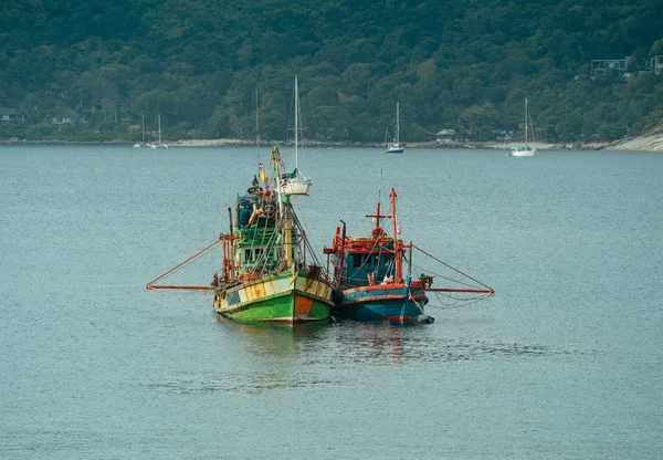 Halászhajó Motor a strandon az ázsiai trópusi tenger — Stock Fotó