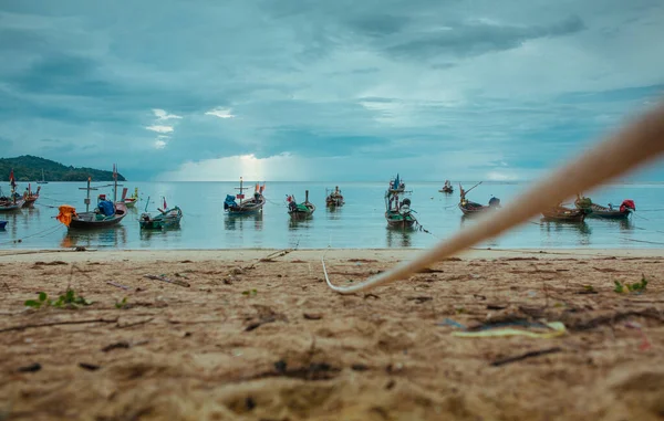 Halászhajók a strandon az ázsiai trópusi tengeren — Stock Fotó