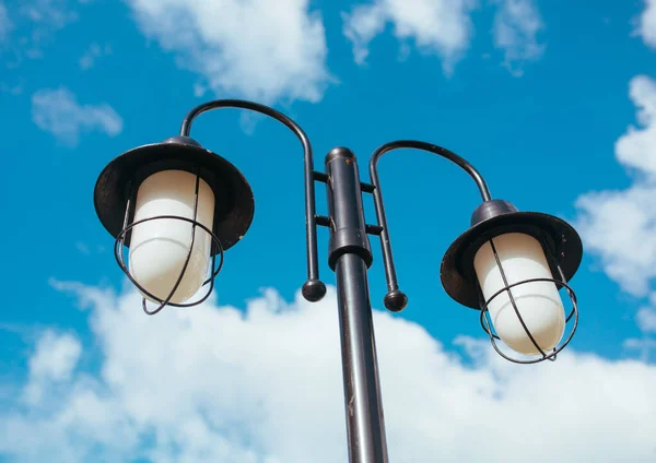 Lampe d'éclairage latérale dans la rue en Asie — Photo