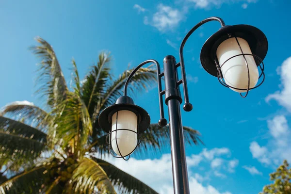 Lampe d'éclairage latérale dans la rue en Asie — Photo