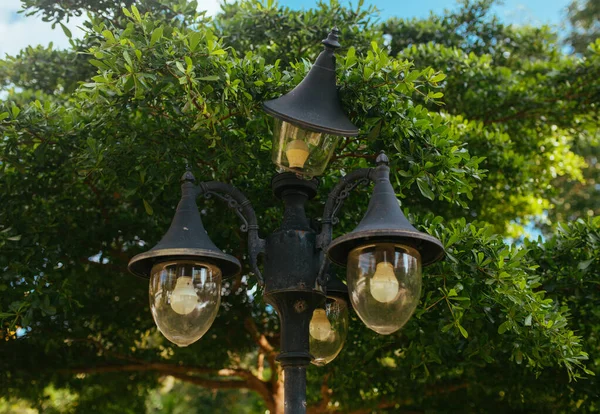 Lampada di illuminazione latern sulla strada in Asia — Foto Stock