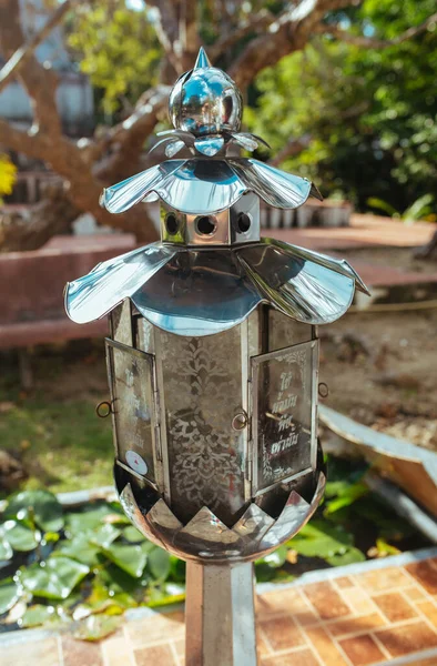 Lampe d'éclairage latérale dans la rue en Asie — Photo