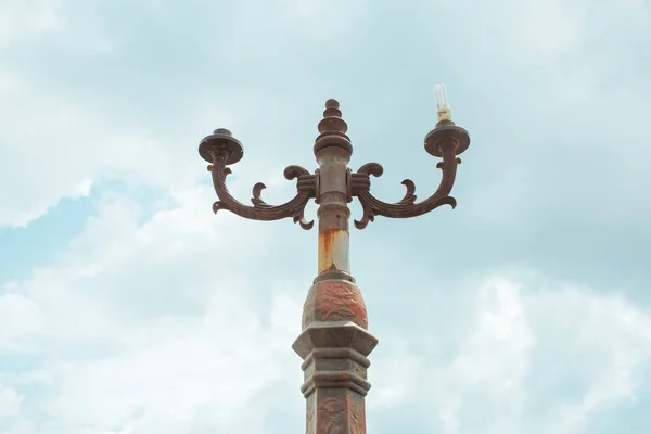 Lampe d'éclairage latérale dans la rue en Asie — Photo