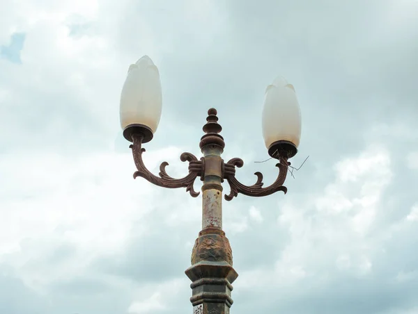 Lampe d'éclairage latérale dans la rue en Asie — Photo