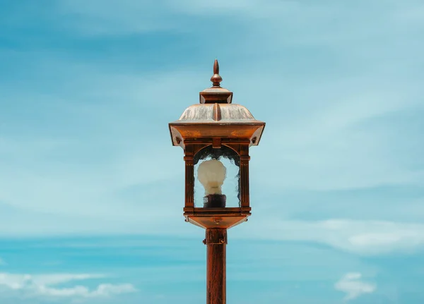 Lampe d'éclairage latérale dans la rue en Asie — Photo