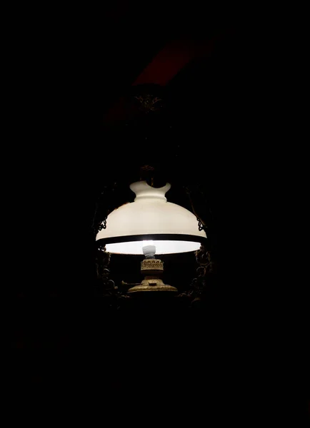 Asya 'nın tavanında lamba lambası yanıyor. — Stok fotoğraf