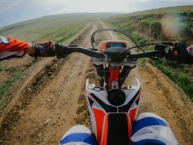 Enduro yolculuk ile kir Bisiklet yüksek dağlarda