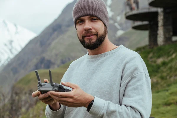 Piloto de operador de drones com barba nas montanhas georgianas — Fotografia de Stock