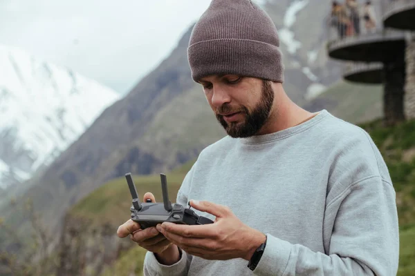 Piloto de operador de drones com barba nas montanhas georgianas — Fotografia de Stock