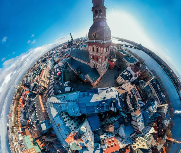 Riga City Cúpula iglesia en el casco antiguo, Monumento histórico, dron 360 vr Esfera — Foto de Stock