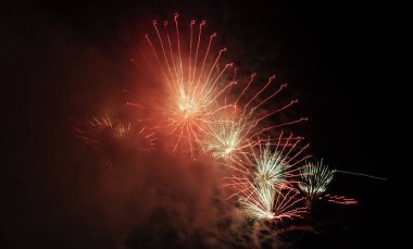 Monaco şehrinde havai fişekler, Monte Carlo, gece aydınlatma