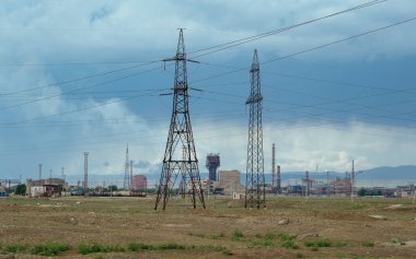 Gürcistan 'daki yüksek voltaj güç iletim kulesi