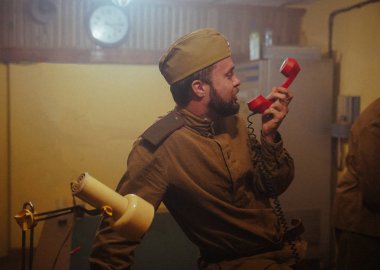 Sovyet zamanının askeri askeri askeri karargahında telefonla bekliyor.