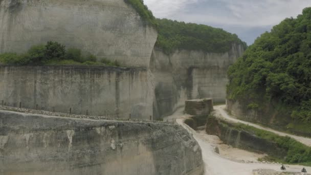 Fahrrad auf der Straße in den Bergen uluwatu bali Strand und Felsen — Stockvideo