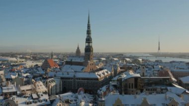 Riga City 'deki St. Peter Kilisesi. Şehrin aşağısında, Timelapse kış günü.