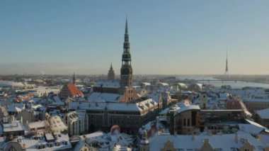Riga City 'deki St. Peter Kilisesi. Şehrin aşağısında, Timelapse kış günü.