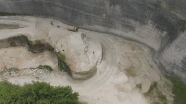 Uluwatu Bali sahillerinde ve kayalıklarda bisiklet.