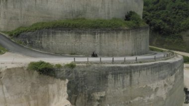 Uluwatu Bali sahillerinde ve kayalıklarda bisiklet.