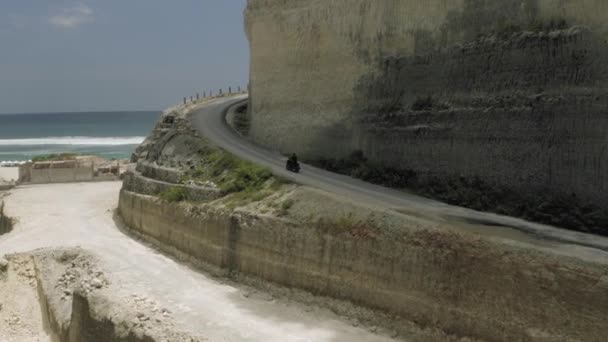 Cykla på vägen i bergen Uluwatu Bali stranden och stenar — Stockvideo