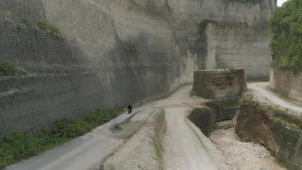 ウルワツ山脈の道路上の自転車バリ島のビーチと岩 — ストック動画