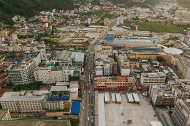 Patong Şehri ve Sahil hayatı Tayland 'daki Phuket Adası İHA uçuşunda arabalar ve teknelerle geçiyor.