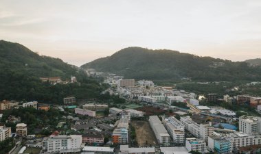 Patong Şehri ve Sahil hayatı Tayland 'daki Phuket Adası İHA uçuşunda arabalar ve teknelerle geçiyor.
