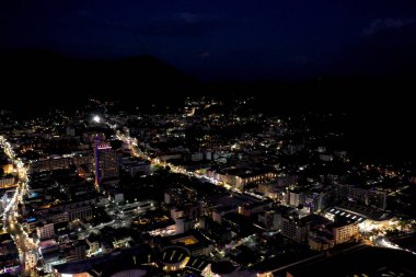 Tayland Phuket Adası 'nda Patong Şehri Gece Arabaları ve Bisikletleri trafiği