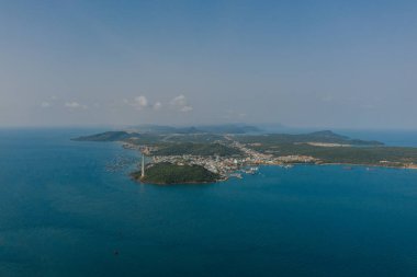 Vietnam 'da Phu Quoc Adası' nda balıkçı tekneleri ve balıkçı evleri.