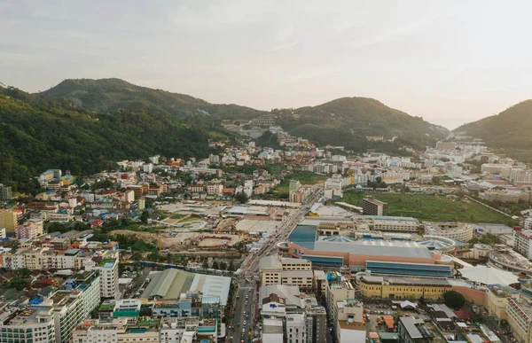 Patong City y la vida de playa con coches y barcos en Tailandia Phuket Island Drone vuelo — Foto de Stock