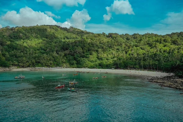 Tropický les, modré moře a městský život v Thajsku Phuket Island, Dron let — Stock fotografie