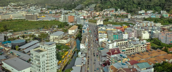 Tráfico de coches y bicicletas en la ciudad de Patong, Tailandia Phuket Island 4K Vuelo Drone — Foto de Stock
