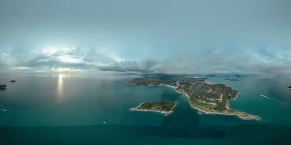 360 Vr Panorama, Tropical Island, Blue Sea and city life in Thailand Phuket Island, Drone flight — стокове фото