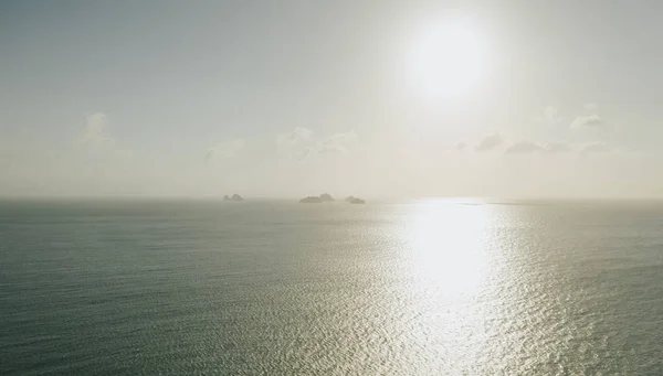 Insel im Sonnenuntergang, Thailand, Meereswellen, Drohnenschuss — Stockfoto