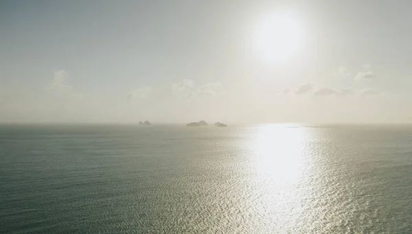 Île au coucher du soleil, Thaïlande., vagues de l'océan, Drone shot — Photo