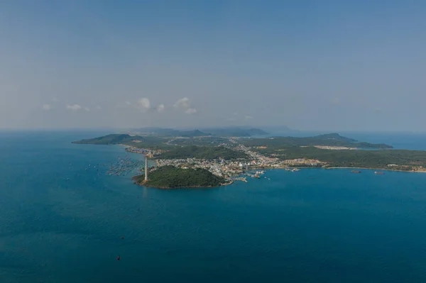 Bateaux de pêche et maisons de pêcheurs sur l'eau au Vietnam Phu Quoc Island — Photo